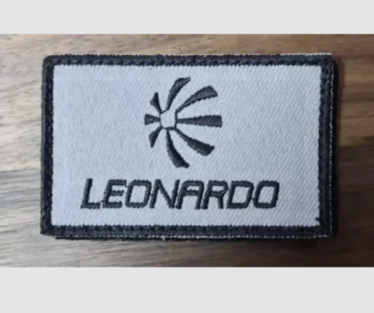 LEONARDO BADGE ΓΡΑΦΗ ΜΑΥΡΟ 8Χ5,1 ΕΚ